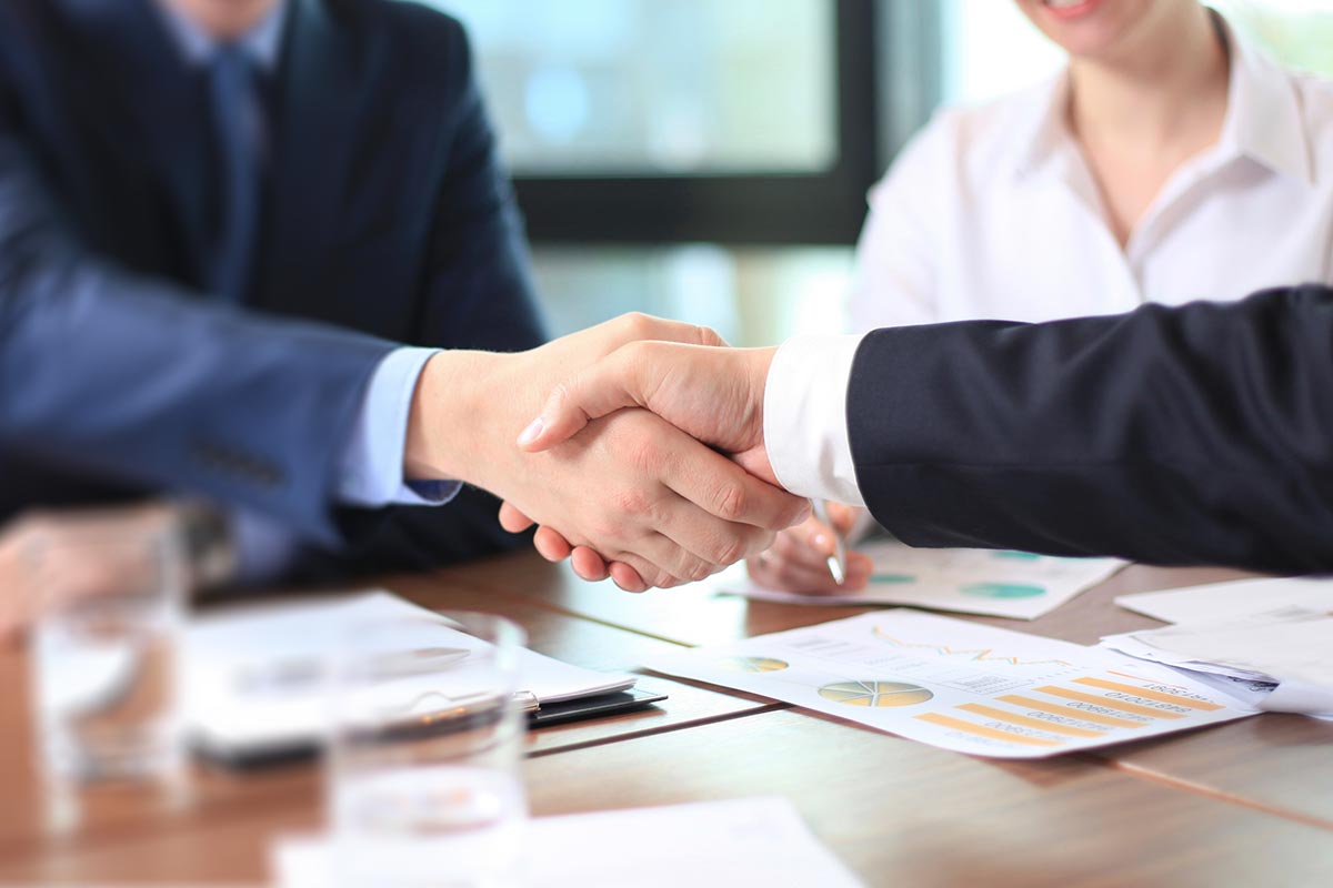 Business people shakling hands